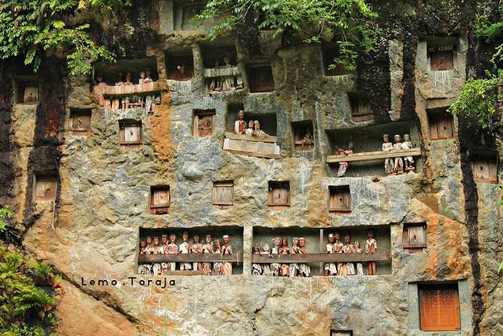 grobowce wydrążone w skale. plemię Toraja grobowce wydrążone w skale. plemię Toraja