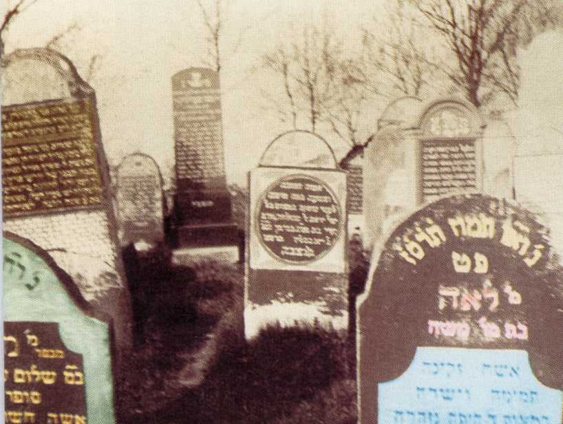 Nagrobki na cmentarzu rabinackim w Białymstoku, 1915 r. Nagrobki na cmentarzu rabinackim w Białymstoku, 1915 r.