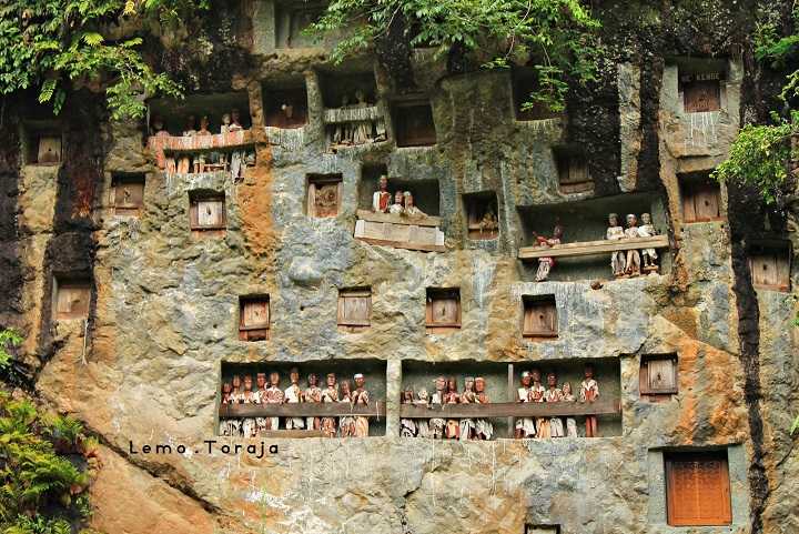 grobowce wydrążone w skale. plemię Toraja