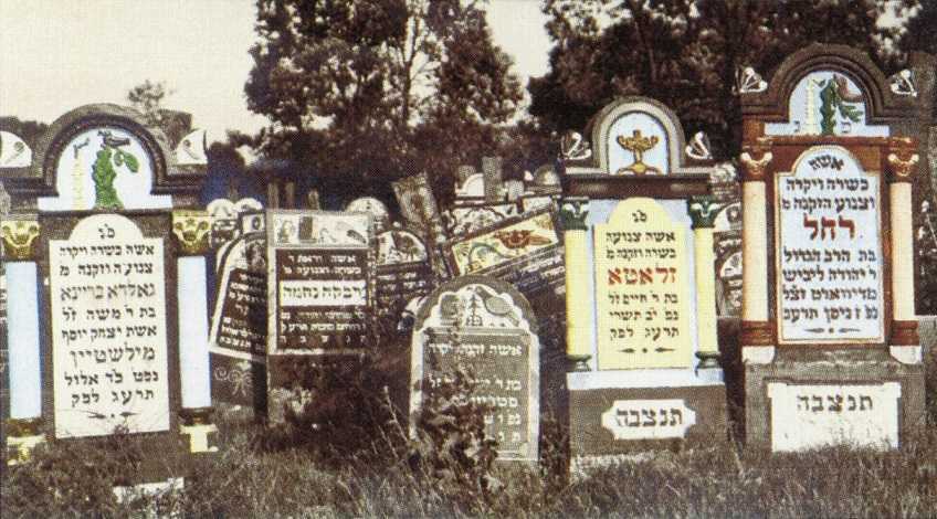 Nagrobki na cmentarzu w Lubomlu