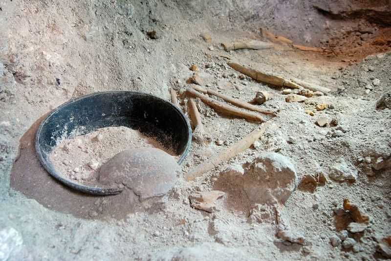 Pochówek nr 5 w Piramidzie X. Naczynie w stylu Balanza negro oraz fragment czaszki